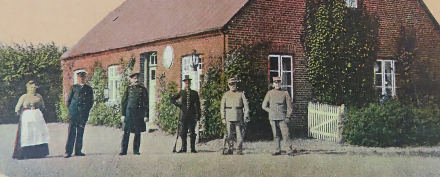 Gendarms in light blue uniforms and customs officers ind black uniforms in front of the Farm Blokager in Kalvslund. Foto: Kalvslund Lokal Archiv.